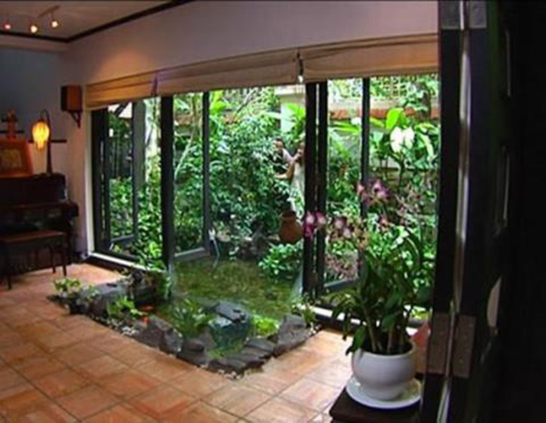 Là người yêu thiên nhiên nên không gian trong căn nhà của Hồng Nhung luôn tràn ngập ánh sáng, gió, cây và hoa lá.