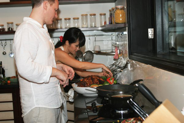 Trái ngược với vẻ cổ kính của ngôi nhà, nội thất được diva Hồng Nhung chọn lựa rất tinh tế. Hồng Nhung là người nấu ăn khéo léo, chị rất đam mê việc bếp núc khi tự tay làm các món ăn cho gia đình hàng ngày.