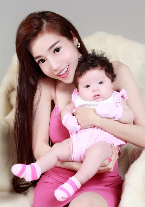 Thay vì hình ảnh hotgril siêu nóng bỏng, Elly Trần gần đây thường xuyên xuất hiện với hình ảnh bà mẹ hai con quyến rũ, tự tin, viên mãn và tràn đầy hạnh phúc.
