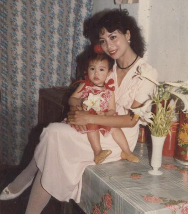 Sinh ngày 11/08/1988, khi còn bé, trong vòng tay mẹ yêu, Hoàng Thùy Linh là một cô bé con kháu khỉnh.