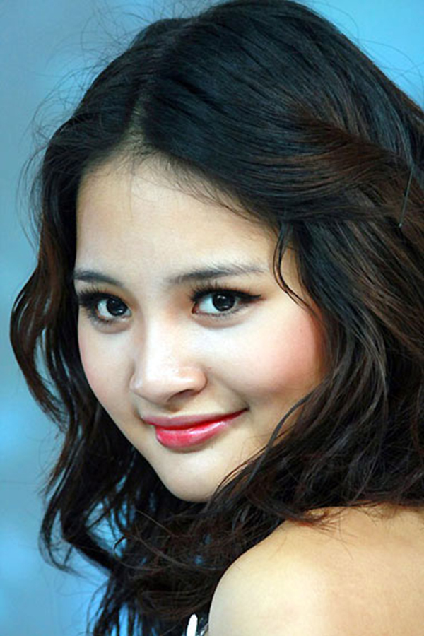 Vẻ đẹp của Hương Giang trở nên hiện địa và quyến rũ hơn khi cô gia nhập showbiz với vai trò người mẫu.