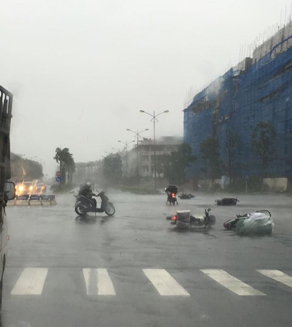 Do hoàn lưu bão số 1, hiện nay một số nơi trong khu vực Hà Nội đã có mưa vừa đến mưa to. Nhiều người bất lực nhìn nhiều xe máy đi đường bị ngã quật.
