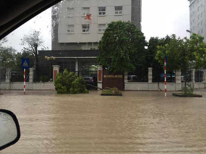 Trên phố Dương Đình Nghệ, nước ngập lấn khá nhiều phần đường.