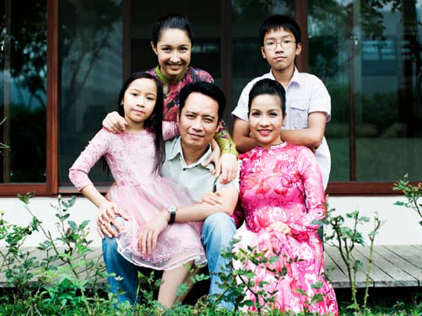 Sẽ không ngoa khi nói Mỹ Linh là một trong nhưng người mẹ kế được lòng con chồng nhất showbiz Việt. 
