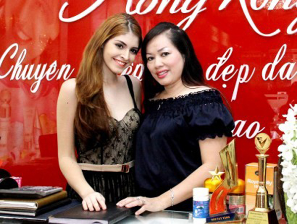 Mẹ kế của người mẫu Andrea là bà Tô Thị Phượng. Bà sở hữu một salon làm đẹp có tiếng tại Hà Nội. 