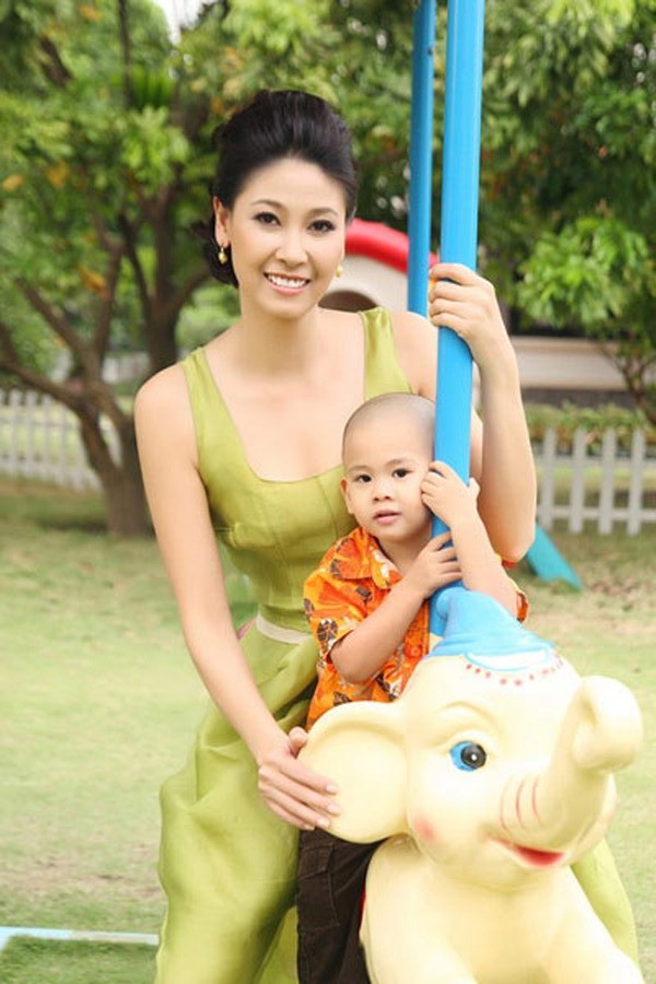 Tuy sống trong cảnh mẹ kế con chồng nhưng gia đình Hoa hậu Hà Kiều Anh luôn êm ấm. Không những thế, chị chính là người nhắc nhở chồng giành nhiều thời gian riêng cho con trai. 