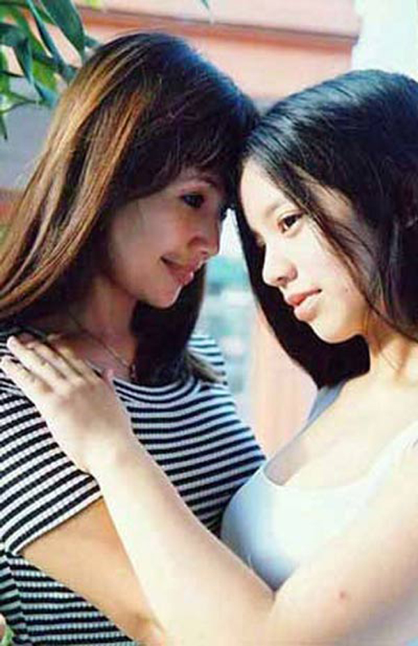 Khi đó, đạo diễn Tất Bình đã có hai con gái khá lớn vì thế NSND Lan Hương luôn tâm niệm trở thành người bạn của con chồng thay vì mong muốn thay thế vai trò người mẹ. 