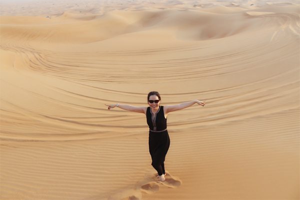 Nữ hoàng Kim Chi bày tỏ sự thích thú khi đứng giữa sa mạc mênh mông cát.