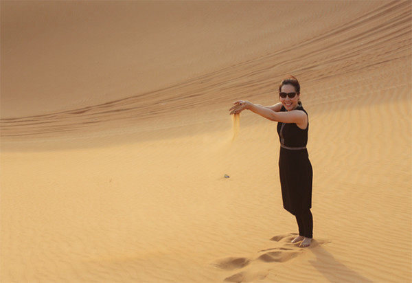 Nữ hoàng Kim Chi vui vẻ cùng sa mạc đầy cát.