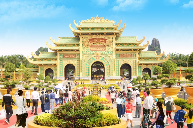 Vào cuối năm 2014, dư luận gần như ‘phát sốt’ với việc Chủ tịch HĐQT công ty Đại Nam – ông Huỳnh Uy Dũng  (biệt danh Dũng ‘lò vôi’ đóng cửa khu du lịch Đại Nam.
