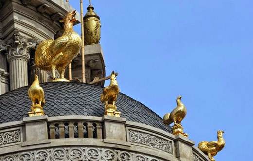 Để đưa những con gà vàng lên yên vị trên nóc nhà, ông đã thuê người khiêng từng con qua 5 tầng lầu và đặt lên chóp lâu đài. 