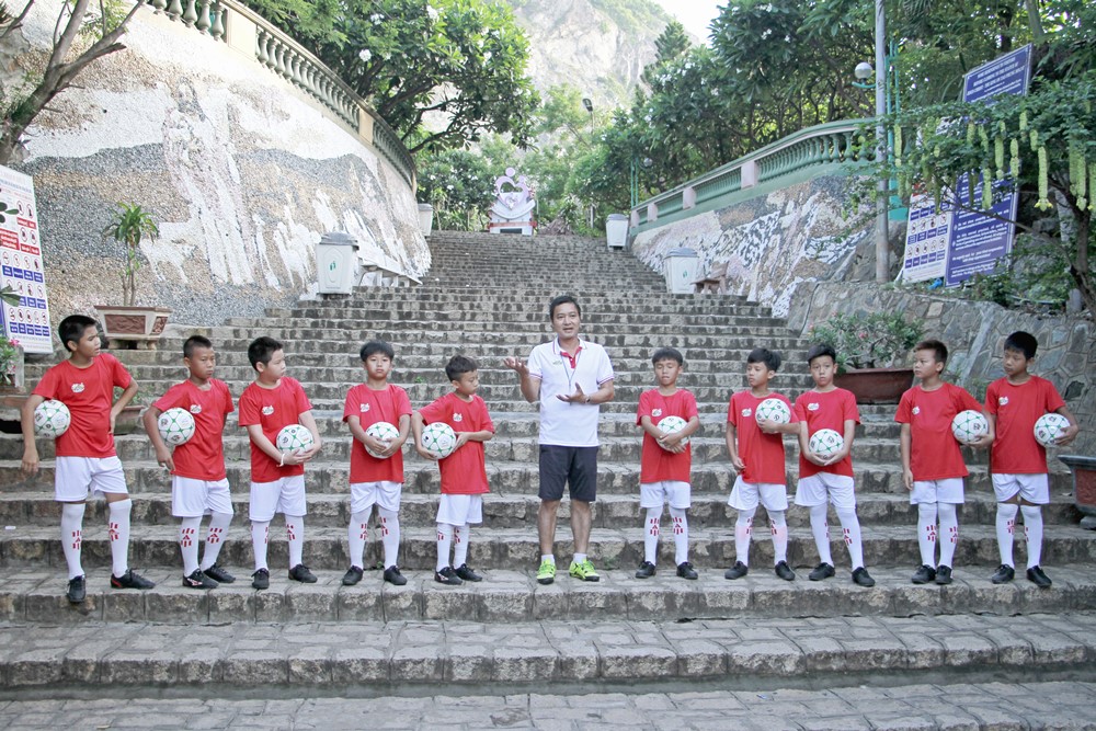 Trước đó, huấn luyện viên Nguyễn Hồng Sơn đã có buổi tập luyện cho 10 cầu thủ nhí tại núi Nhỏ. 