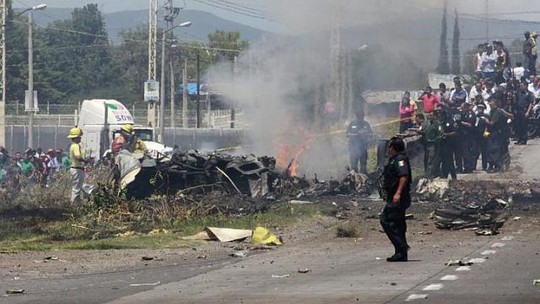 Theo tin tức mới cập nhật, một máy bay vừa gặp tai nạn và bốc cháy trên đường cao tốc ở Mexico
