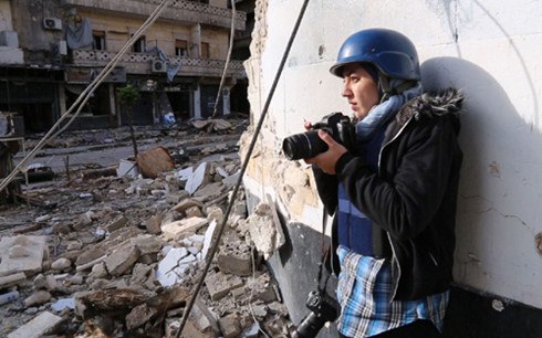 Nữ phóng viên ảnh của Reuters ở vùng chiến sự Aleppo, Syria