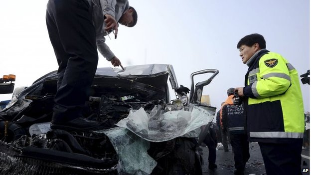 Xe cộ hư hỏng sau vụ đâm xe liên hoàn trên cầu Yeongjong sáng 11/2/2015