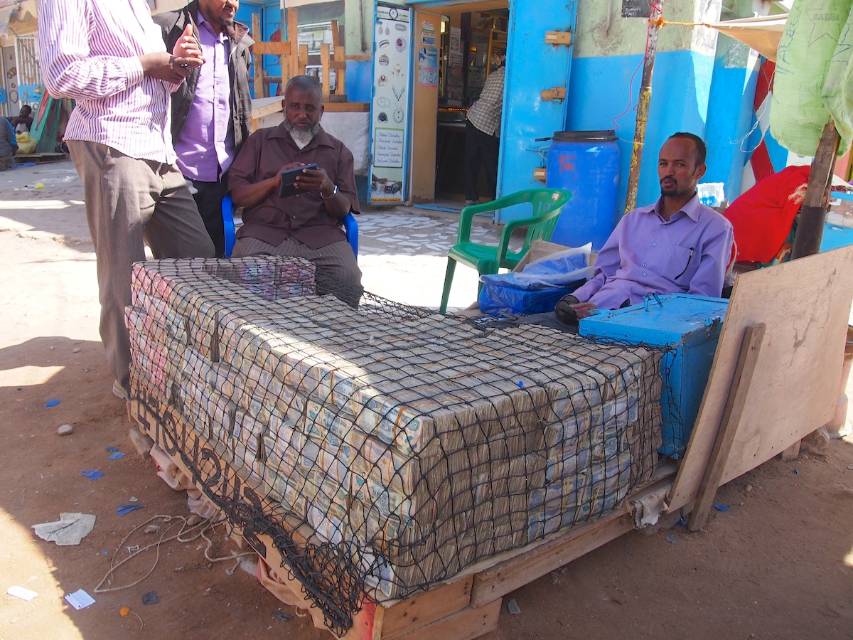 Du khách còn có thể mua hộ chiếu Somali tại khu chợ này