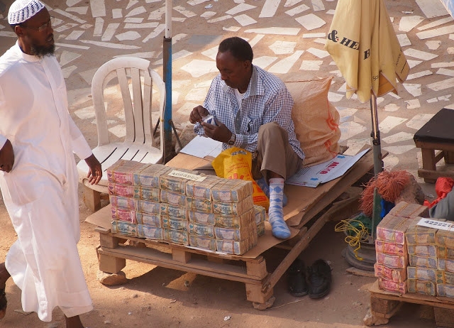Chợ Hargeisa ở Somaliland, quốc gia tự tuyên bố độc lập song được quốc tế công nhận là một khu vực tự trị của Somalia, là khu chợ buôn bán tiền duy nhất trên thế giới.