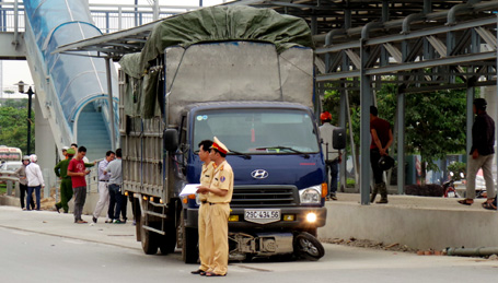 Không ít người dân hiếu kỳ vây quanh hiện trường vụ tai nạn giao thông kinh hoàng ở Hà Nội sáng nay