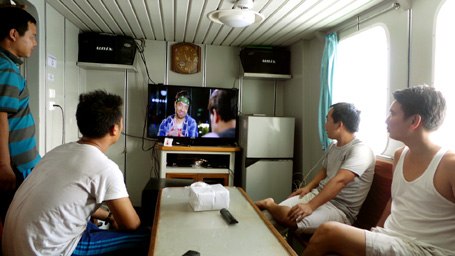 Sau ca trực, các chiến sĩ cảnh sát biển Việt Nam thư giãn, nghỉ ngơi bằng cách xem truyền hình, đọc sách bao