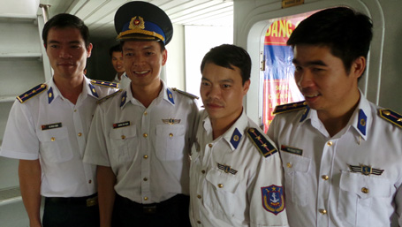 Các chiến sĩ trên tàu Cảnh sát biển Việt Nam 4034 chia vui cùng đồng đội trong ngày kết nạp Đảng