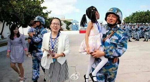 Binh sĩ Trung Quốc đồn trú trái phép trên Đá Chữ Thập  đón vợ con, theo những tin tức về tình hình Biển Đông mới nhất