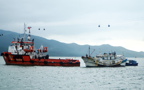 Tàu Cảnh sát biển đưa tàu Trung Quốc bị nạn trên Biển Đông vào bờ