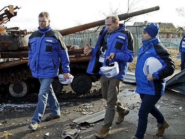 Tình hình Ukraine mới nhất cho biết các quan sát viên OSCE bị bắn tại miền Đông Ukraine