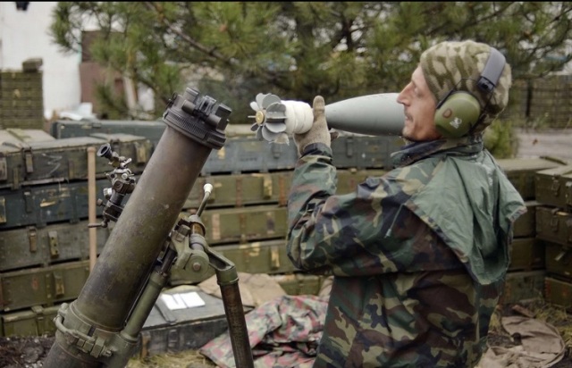Một binh sĩ Ukraine đang nạp đạn súng cối trong cuộc giao tranh mới nhất với quân ly khai tại làng Peski, Donetsk