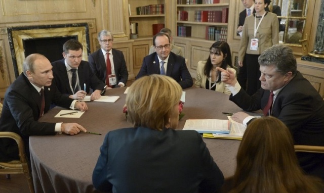 Hình ảnh ghi lại từ buổi đàm phán tại Milan giữa tổng thống Nga Putin , tổng thống Ukraine Poroshenko và Thủ tướng Đức Merkel