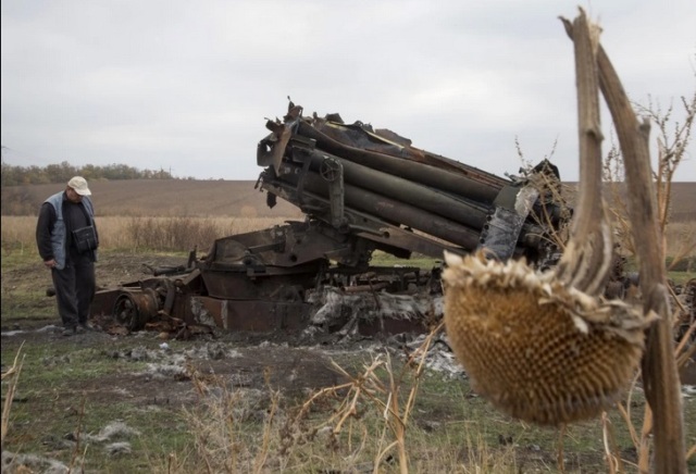 Một hệ thống đa hỏa tiễn Uragan của Ukraine cùng nhiều phương tiện quân sự bị phá hủy trong một cuộc chiến ở miền đông nước này