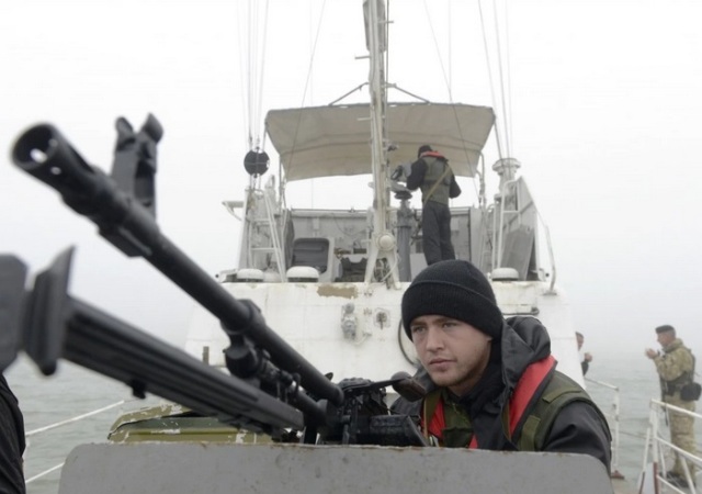 Cảnh sát biển Ukraine làm nhiệm vụ tuần tra bờ biển Azov gần Mariupol