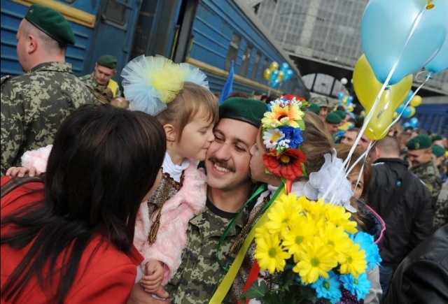 Binh sĩ Ukraine được trở về nhà hạnh phúc trong vòng tay người thân