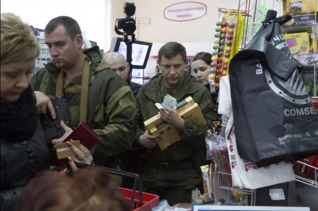 Thủ lĩnh quân ly khai Alexander Zakharchenko được thuộc hạ hộ tống khi xếp hàng mua đồ trong siêu thị