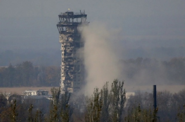 Quốc kỳ Ukraine bay trên nóc tháp kiểm soát không lưu sân bay Donetsk trong một cuộc đụng độ ác liệt