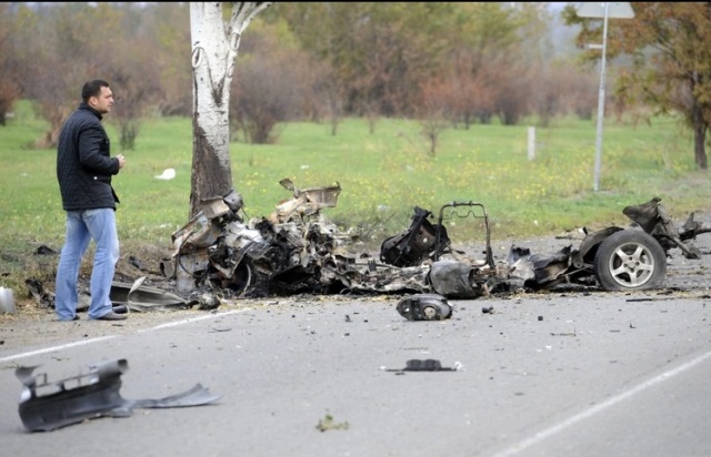 Chuyên gia kiểm tra các mảnh vỡ từ chiếc ô tô phát nổ gần một trạm kiểm soát của Ukraine ở ngoại ô Mariupol, Donetsk