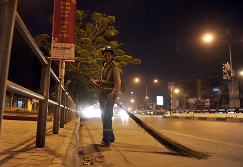 Công nhân môi trường phải làm việc thâu đêm để giữ cho đường phố thủ đô sạch đẹp trong những ngày Tết Nguyên đán