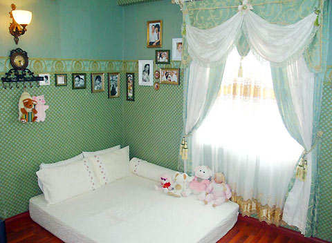 Phòng của hai công chúa nhỏ nhà Thúy Hạnh được thiết kế với gam màu trắng tinh khôi, trong sáng
