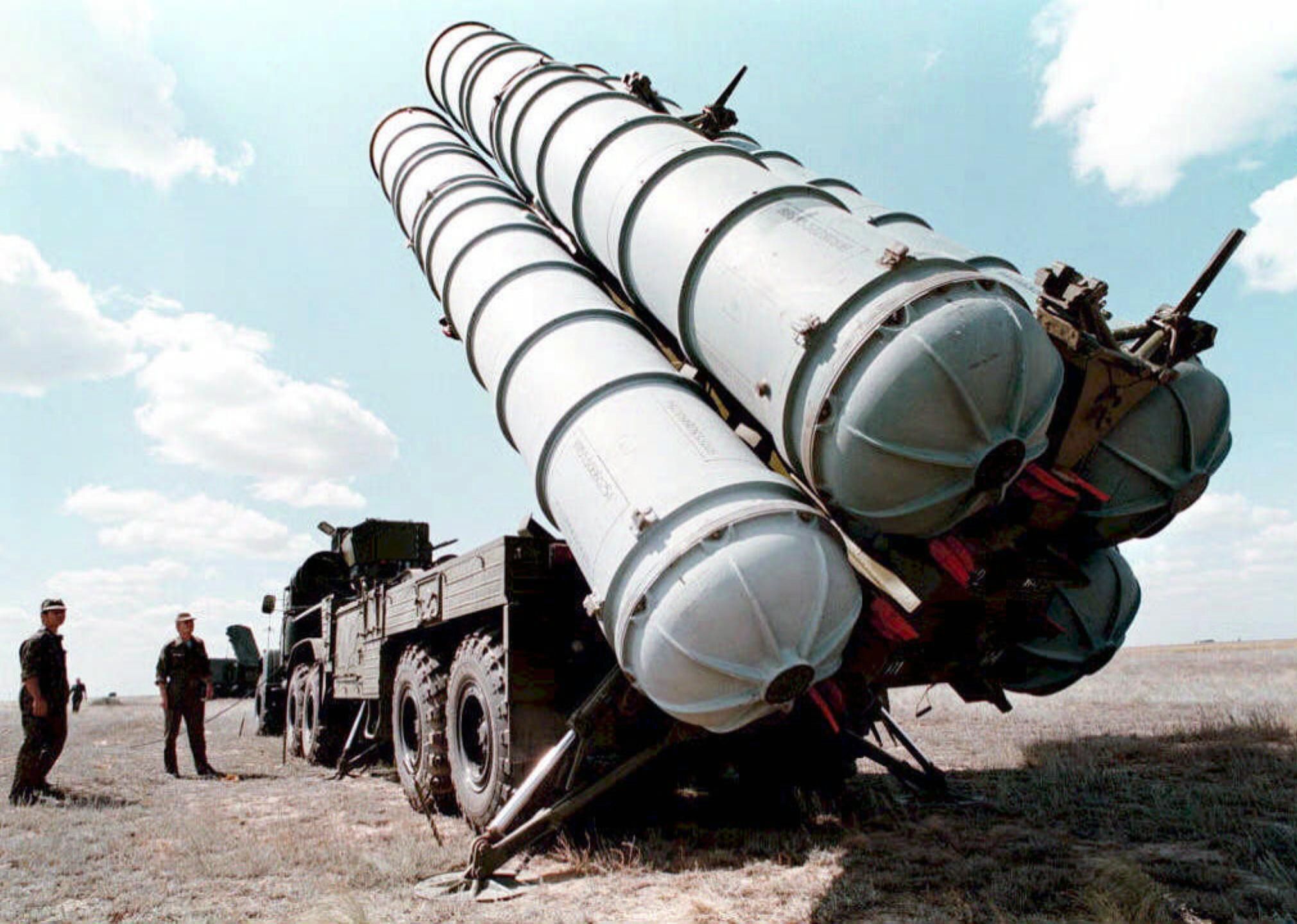Tổ hợp tên lửa S-300 là một loạt các hệ thống tên lửa đất đối không tầm xa do Tổng công ty khoa học Công nghiệp Almaz-Antey Nga sản xuất.
