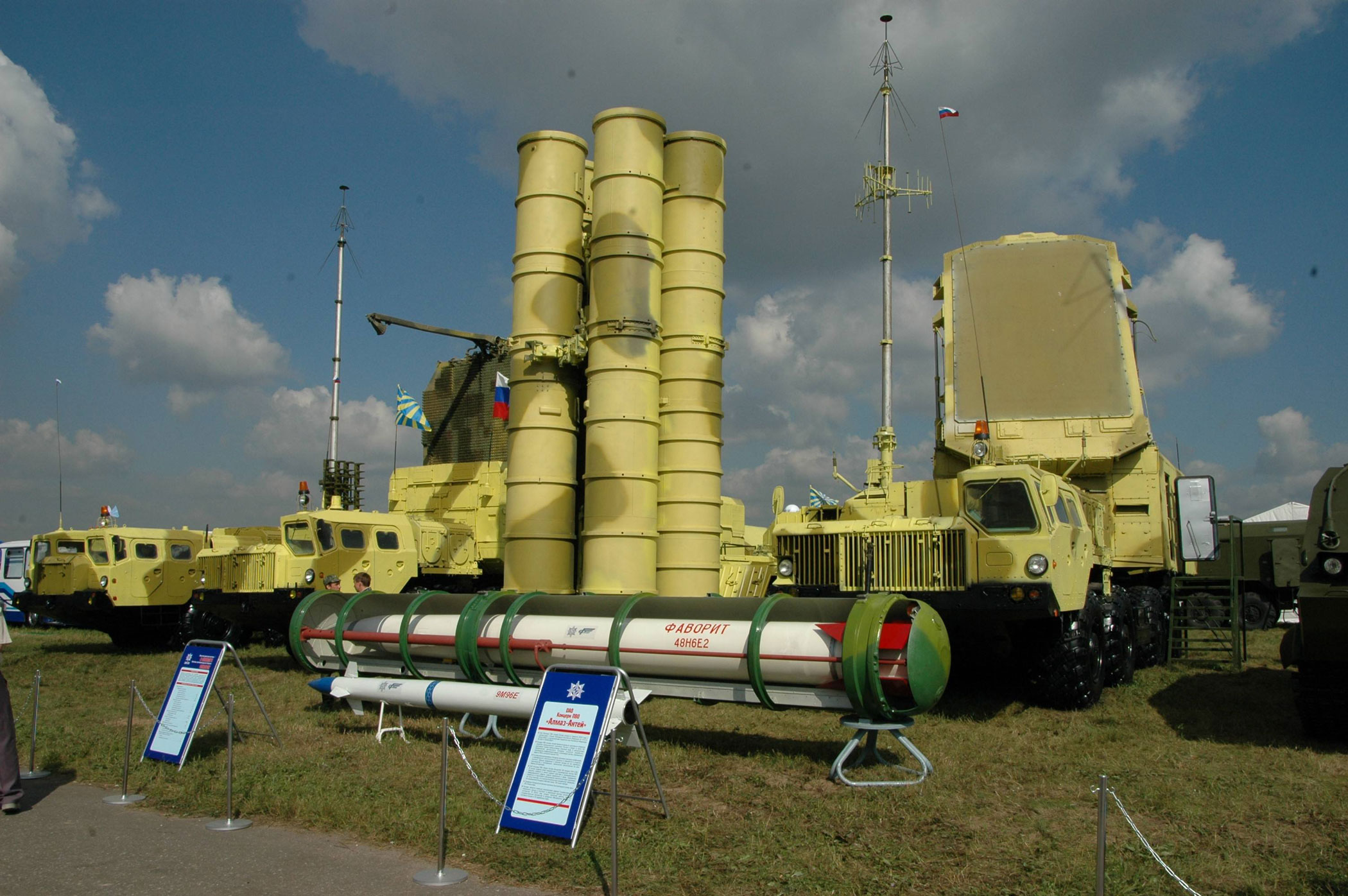 Hai biến thể hiện đại nhất của S-300 đang được Quân đội Nga sử dụng là S-300PMU2 và S-300VM đều có tầm bắn hiệu quả trên 200km và đủ khả năng tiêu diệt các mục tiêu bay ở độ cao 30.000m.