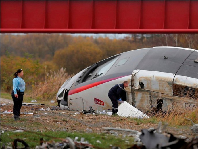 Hiện trường vụ tai nạn giao thông tàu hỏa cao tốc TGV trật đường ray vào ngày 14/11 (giờ địa phương) ở Strasbourg, miền Đông Bắc nước Pháp