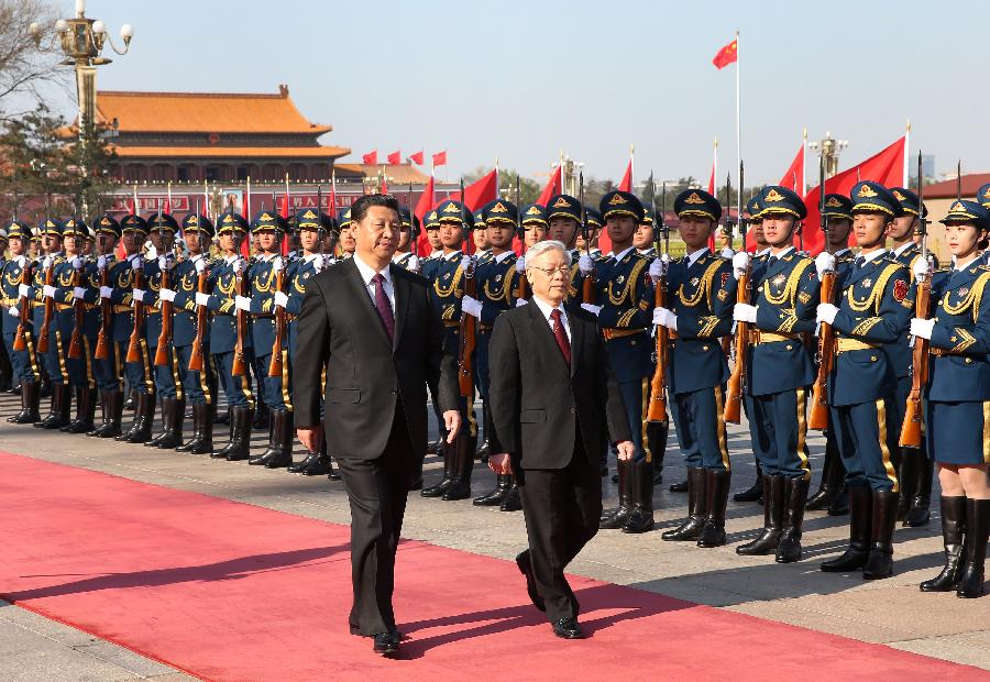 Tổng bí thư, Chủ tịch Trung Quốc Tập Cận Bình và Tổng bí thư Nguyễn Phú Trọng duyệt đội danh dự trong lễ đón chính thức ngày 7/4 tại thủ đô Bắc Kinh