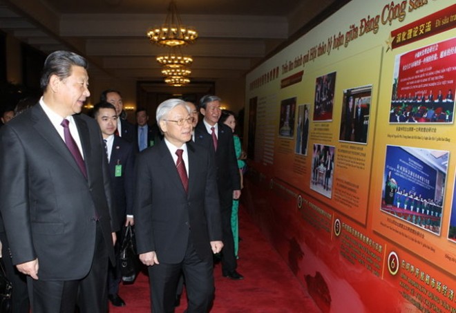 Tổng bí thư - Chủ tịch nước Trung Quốc Tập Cận Bình và Tổng Bí thư Nguyễn Phú Trọng tham quan Triển lãm Thành quả Hội thảo lý luận giữa Đảng Cộng sản Trung Quốc và Đảng Cộng sản Việt Nam