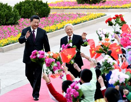 Các em nhỏ vẫy cờ hoa chào đón 2 nhà lãnh đạo Việt-Trung