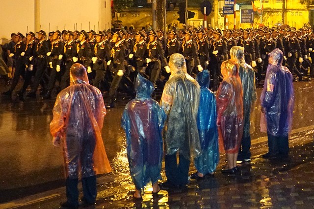 Mọi người chăm chú theo dõi đoàn diễu hành bất kể trời mưa. Ảnh Dân Trí