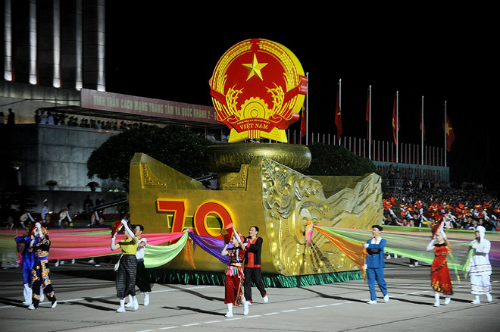 20h, đoàn rước đuốc xuất phát từ bảo tàng Hồ Chí Minh qua quảng trường, thắp sáng đài lửa mở màn buổi tổng duyệt. Ảnh VnExpress