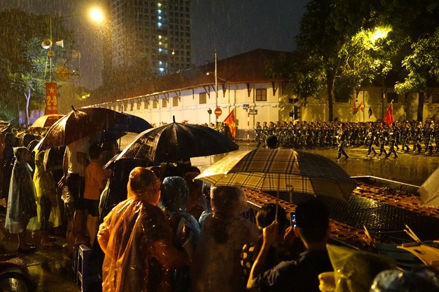 Lượng người đổ dồn dọc 2 bên đường Nguyễn Thái Học đón chờ đoàn diễu hành ngày càng nhiều. Ảnh Dân Trí