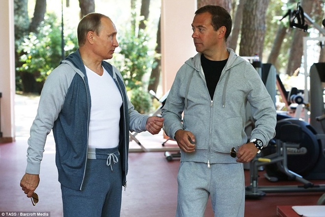 Tổng thống Putin và Thủ tướng Medvedev mặc trang phục thể thao khỏe khoắn cho buổi tập.