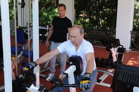 Ông Medvedev quan sát ông Putin thực hiện một động tác tập trên máy. Hai nhà lãnh đạo đều được biết tới là những người đam mê thể thao.
