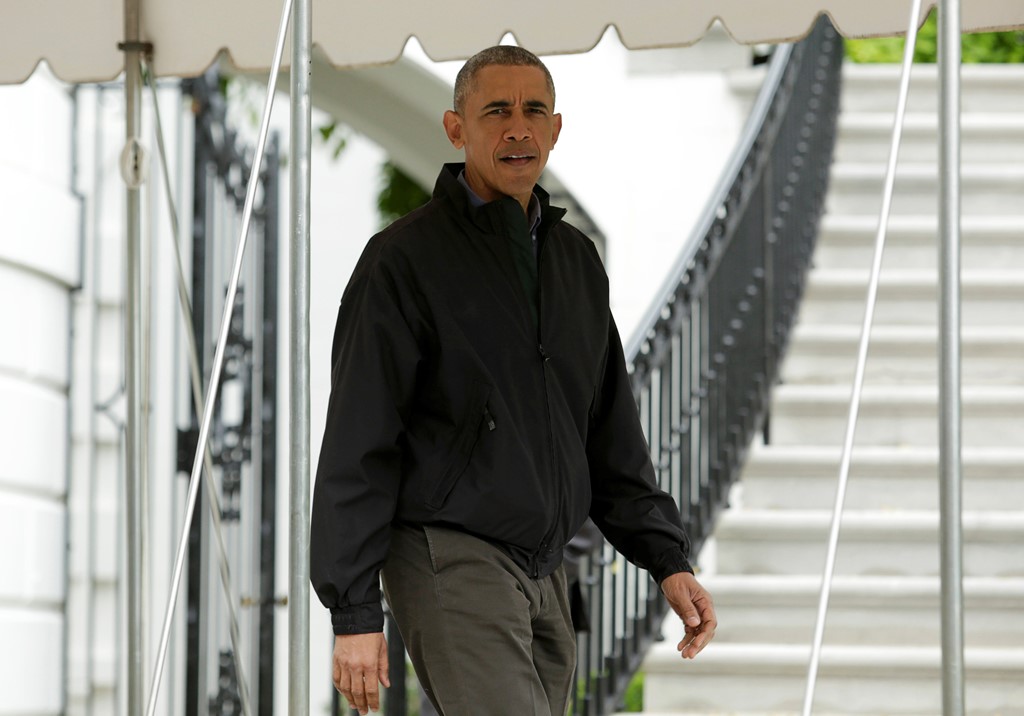 Tổng thống Obama đi bộ từ Nhà Trắng để ra chiếc Marine One, sau đó di chuyển đến căn cứ quân sự Andrew để lên chuyên cơ Air Force One đi Việt Nam và Nhật Bản. AFP cho biết, ông Obama đã lên máy bay vào lúc 13h20 ngày 21/5 (giờ Mỹ, tức 0h20 ngày 22/5 giờ Hà Nội). Ảnh: Reuters