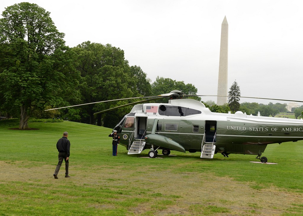Trực thăng Marine One đậu ở bãi cỏ phía Nam Nhà Trắng để chờ đón tổng thống. Ảnh: AFP
